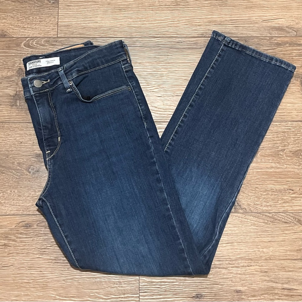 Women’s Levi’s Signature Totally Shaping Straight Jeans - Size 8S (W29 - L28)